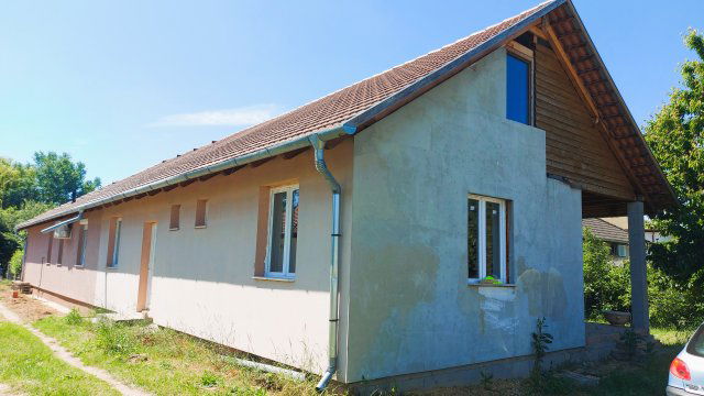 Eladó ikerház, Nagytarcsán 95 M Ft, 5 szobás