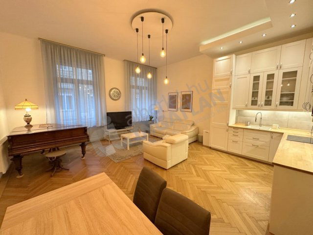 Kiadó téglalakás, albérlet, V. kerületben, Haris közben