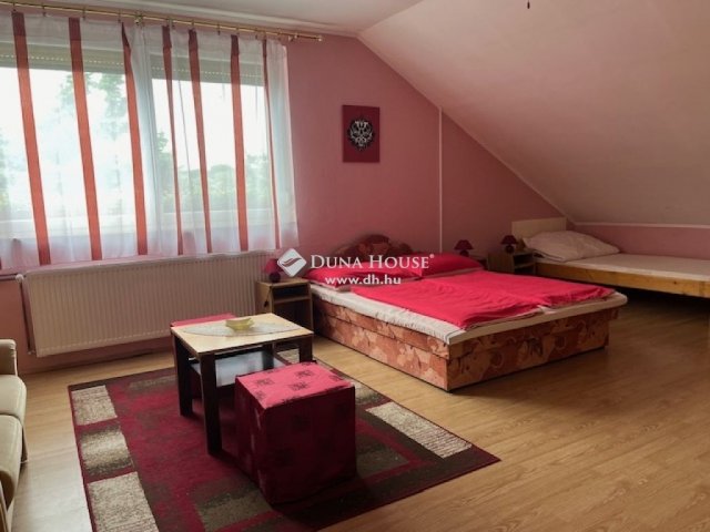 Eladó családi ház, Balatonfenyvesen 187 M Ft, 9 szobás