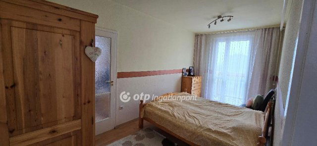 Eladó panellakás, Debrecenben 69.9 M Ft, 3 szobás