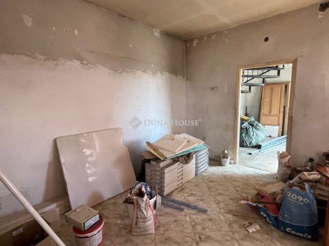 Eladó téglalakás, Pécsett 69.9 M Ft, 4 szobás