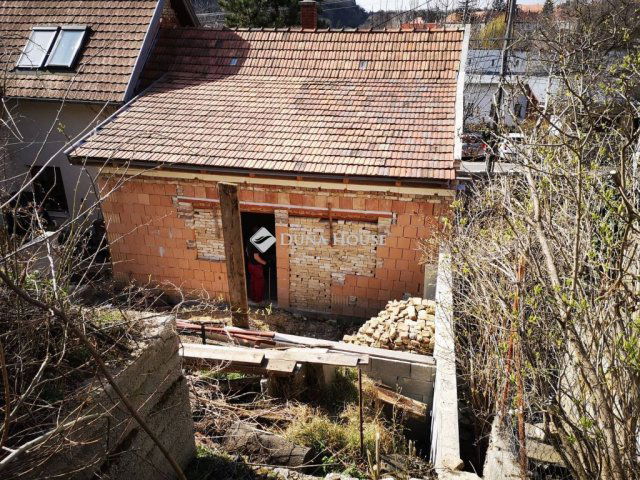 Eladó ikerház, Veszprémben, Fenyves utcában 40 M Ft, 3 szobás