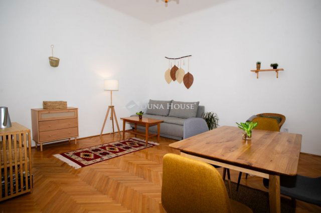 Eladó téglalakás, Budapesten, VI. kerületben 63.9 M Ft, 1 szobás