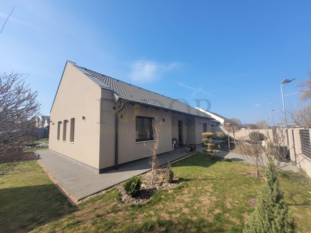 Eladó ikerház, Szadán 179.9 M Ft, 4+1 szobás