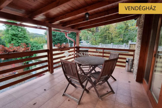 Eladó családi ház, Komlón 158 M Ft, 9 szobás