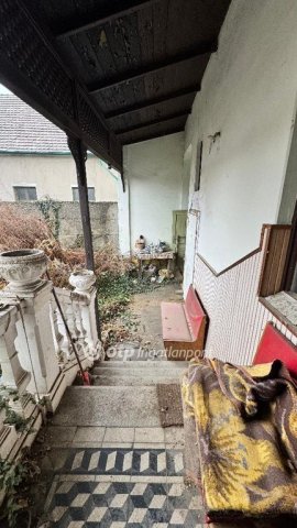 Eladó családi ház, Pápán 36.9 M Ft, 2 szobás