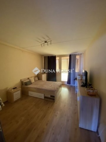 Eladó panellakás, Pécsett 42.4 M Ft, 2 szobás