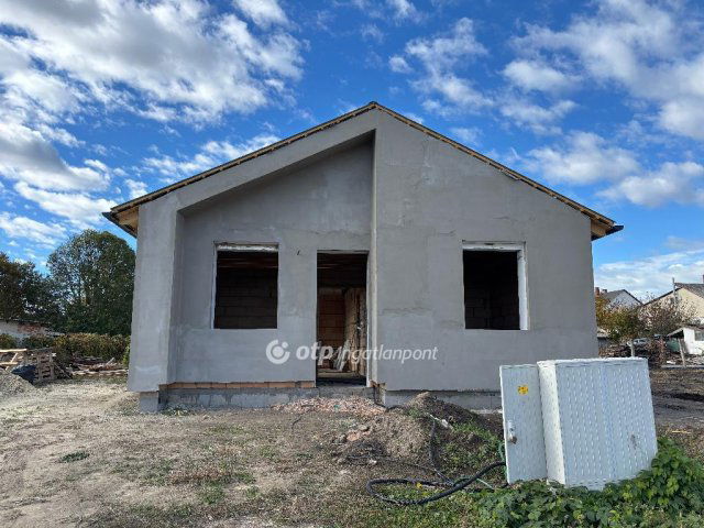 Eladó családi ház, Ságváron 64.9 M Ft, 3 szobás
