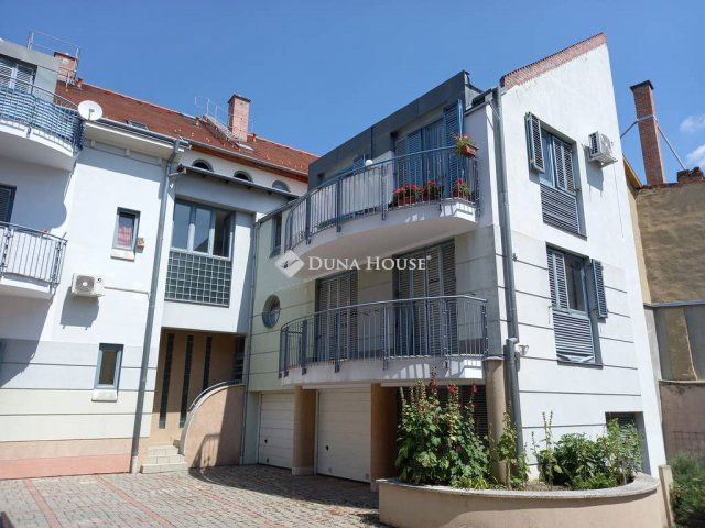 Kiadó téglalakás, albérlet, Pécsett 200 E Ft / hó, 2 szobás