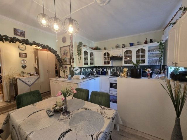 Eladó panellakás, Pécsett 61.9 M Ft, 4 szobás