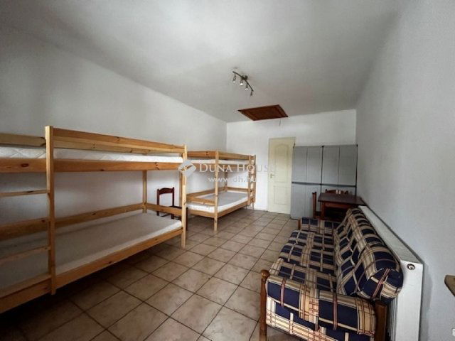 Eladó üzlethelyiség, Szentlászlón 75 M Ft