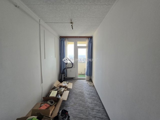 Eladó panellakás, Várpalotán 43.5 M Ft, 3 szobás