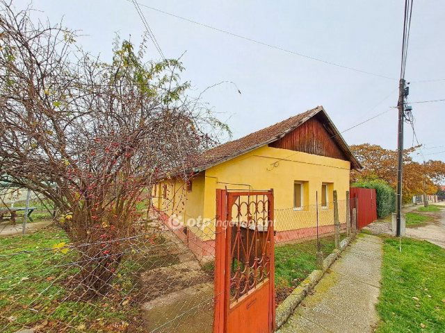 Eladó családi ház, Szolnokon 16.8 M Ft, 2 szobás