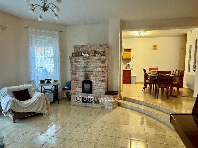 Eladó családi ház, Székesfehérvárott 165 M Ft, 4 szobás