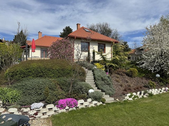 Eladó családi ház, Szentendrén 199.9 M Ft, 4 szobás