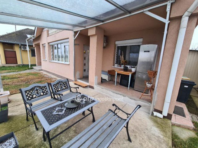 Eladó családi ház, Sárándon 59.9 M Ft, 4 szobás