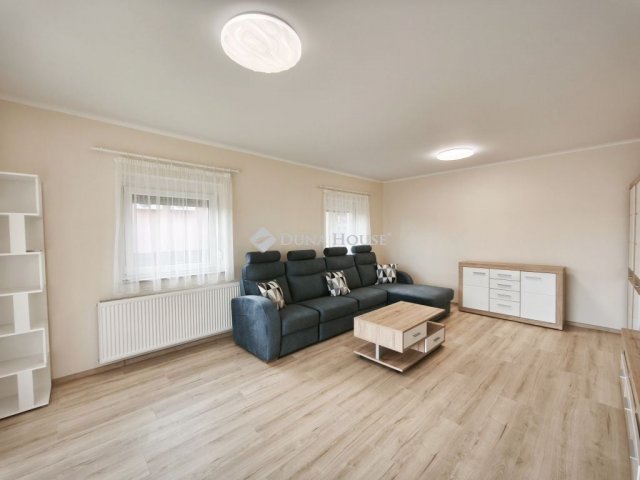 Eladó ikerház, Dunaújvárosban 105 M Ft, 3 szobás