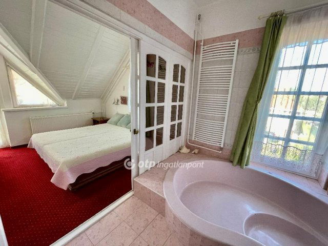 Eladó családi ház, Pencen 129.9 M Ft, 4+2 szobás