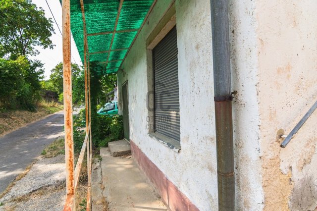 Eladó családi ház, Szekszárdon 10.99 M Ft, 2 szobás