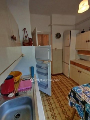 Eladó téglalakás, Pécsett 33.8 M Ft, 2 szobás