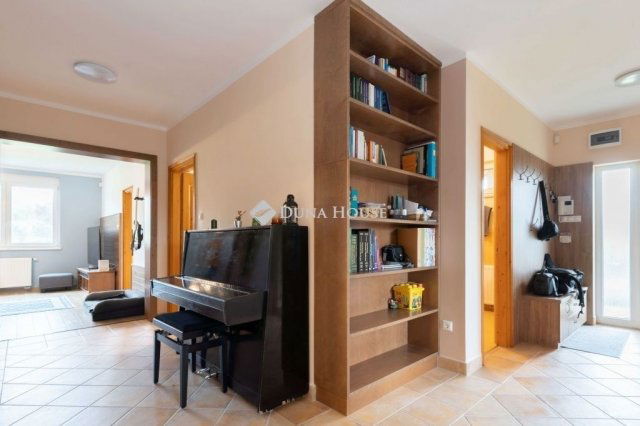 Eladó családi ház, Szadán 169 M Ft, 4 szobás