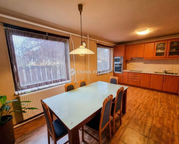 Eladó családi ház, Szigetszentmártonban 84.9 M Ft, 6 szobás