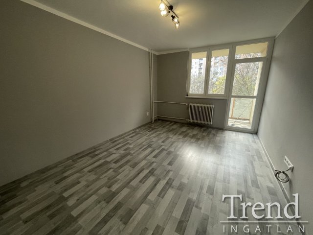 Eladó téglalakás, Dunaújvárosban 38 M Ft, 2 szobás