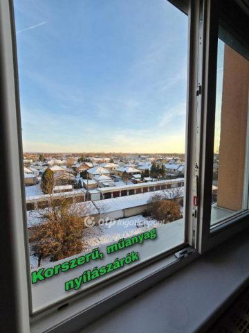 Eladó panellakás, Pápán 26.5 M Ft, 1+1 szobás