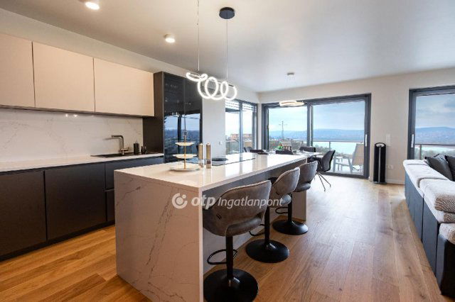 Eladó téglalakás, Balatonfűzfőn 399 M Ft, 6 szobás