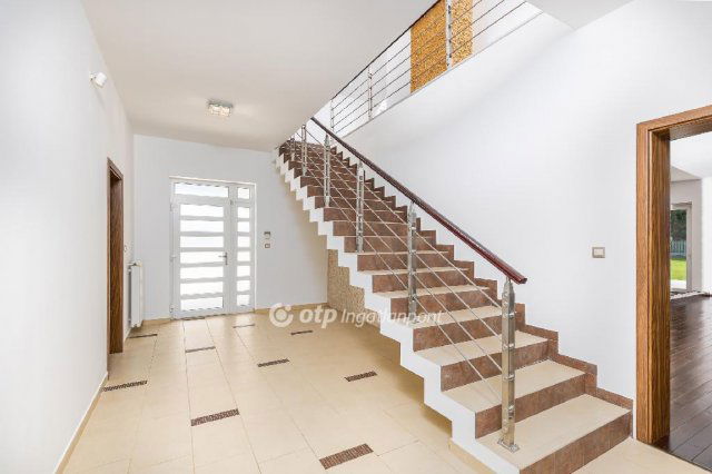 Eladó családi ház, Telkin 399.9 M Ft, 6 szobás