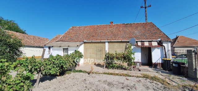 Eladó családi ház, Szakmáron 10.5 M Ft, 2 szobás