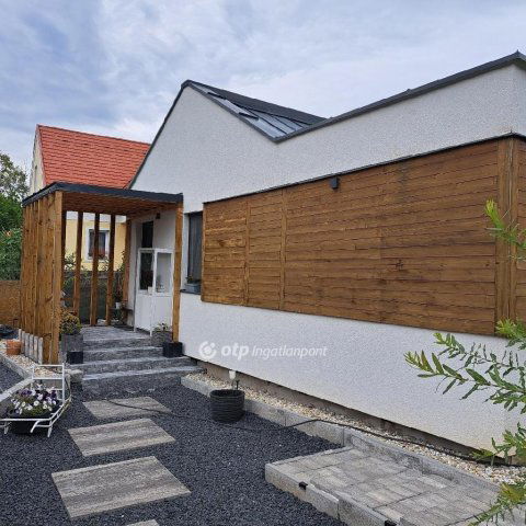 Eladó családi ház, Alsóörsön 104 M Ft, 1+2 szobás