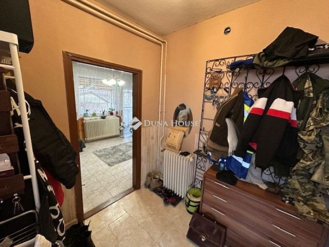 Eladó családi ház, Sárbogárdon 59.9 M Ft, 6 szobás