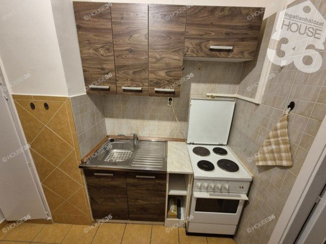 Eladó panellakás, Kecskeméten 39.5 M Ft, 1 szobás