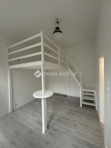 Eladó téglalakás, Budapesten, VI. kerületben 47.9 M Ft, 1 szobás