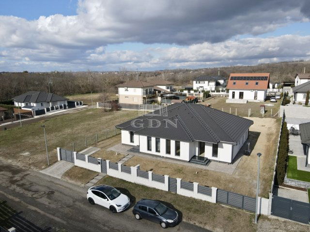 Eladó ikerház, Nagytarcsán 119.9 M Ft, 4 szobás