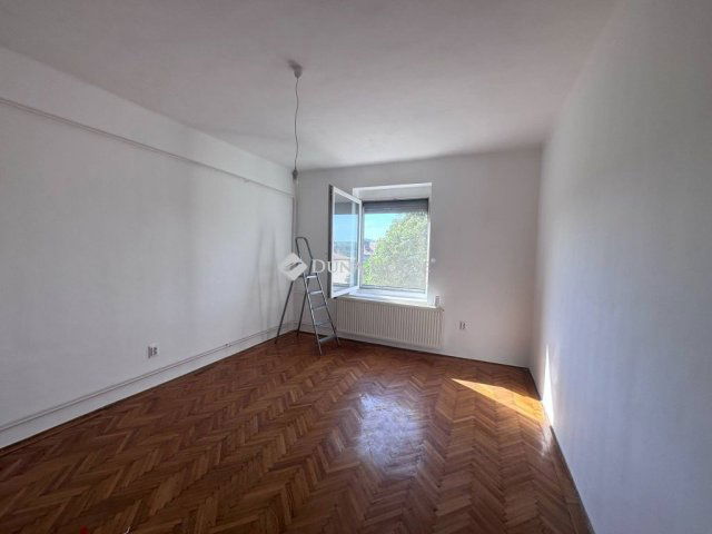 Eladó téglalakás, Komlón 16.2 M Ft, 2 szobás