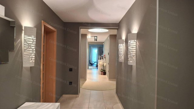 Eladó családi ház, Szolnokon 264 M Ft, 5 szobás