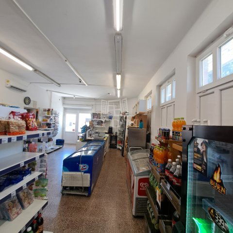 Eladó üzlethelyiség, Balatonkenesén 125 M Ft