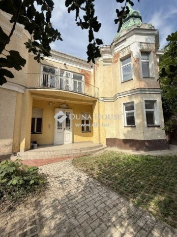 Eladó családi ház, Pécsett 184 M Ft, 5 szobás