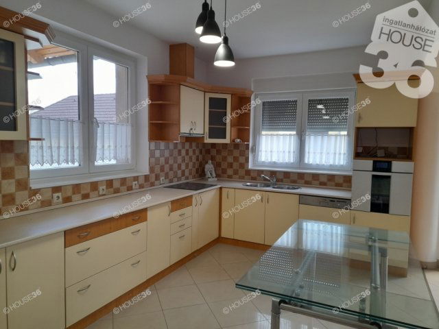 Eladó családi ház, Barcson 107 M Ft, 7 szobás