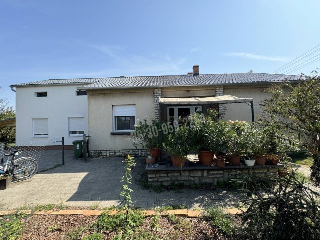 Eladó családi ház, Balatonkeresztúron 85 M Ft, 3+2 szobás