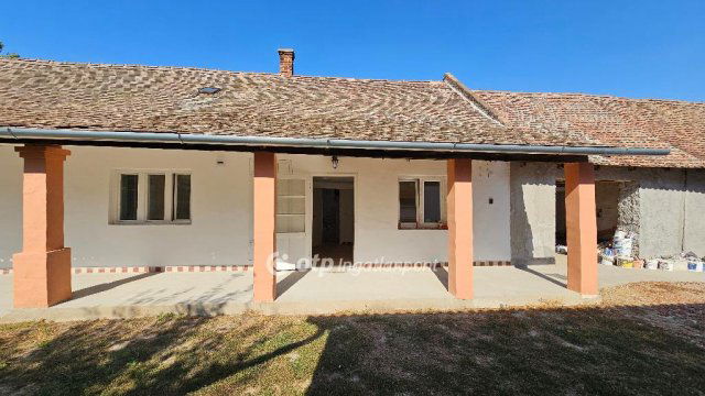 Eladó családi ház, Szentesen 14.2 M Ft, 1 szobás