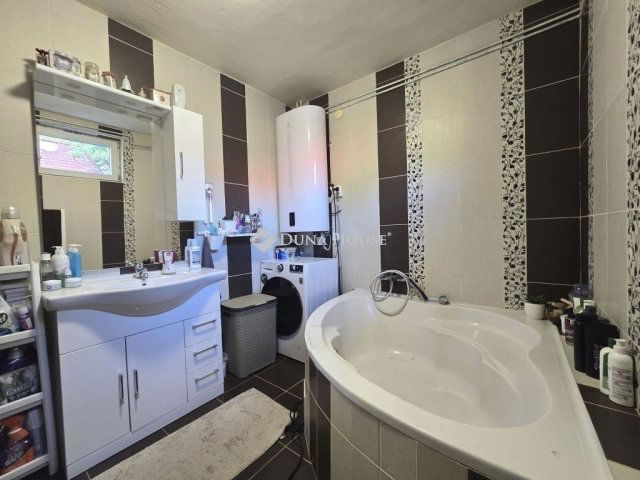 Eladó családi ház, Pécelen 69.9 M Ft, 3 szobás