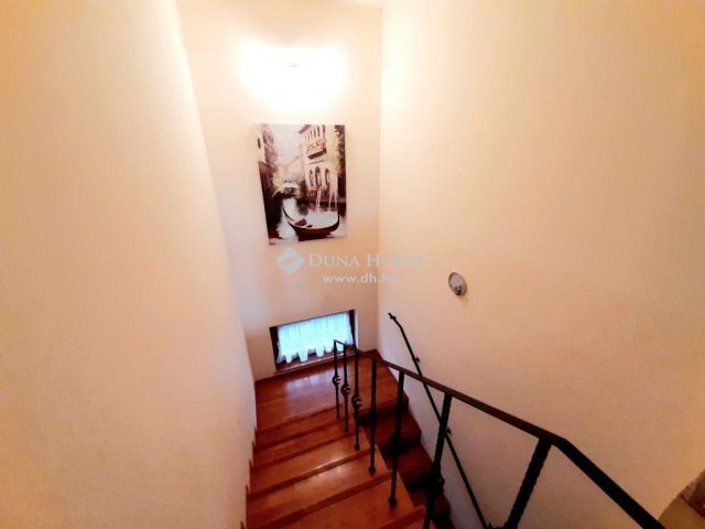 Eladó családi ház, Vecsésen 180 M Ft, 7 szobás