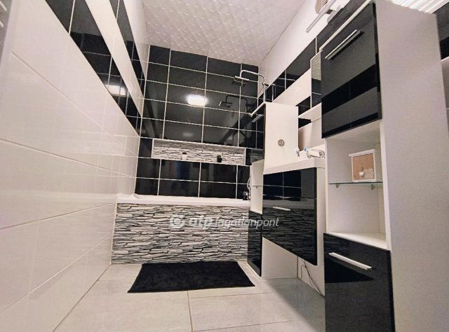 Eladó téglalakás, Szolnokon 52 M Ft, 3 szobás
