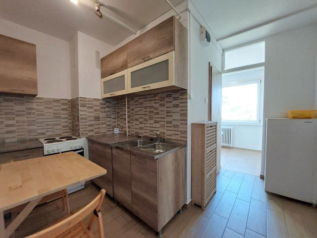 Kiadó panellakás, albérlet, Szegeden, Hajlat utcában, 1+1 szobás