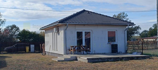 Eladó családi ház, Zsombón 59.5 M Ft, 1+2 szobás