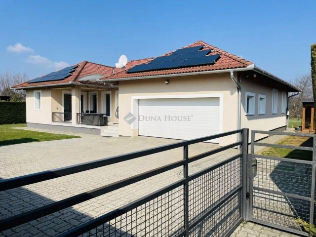 Eladó családi ház, Pécsett, Barázda utcában 174.9 M Ft