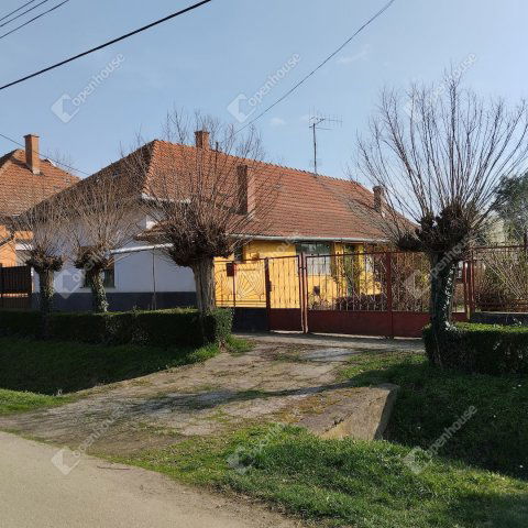Eladó családi ház, Szentesen 24.5 M Ft, 3 szobás